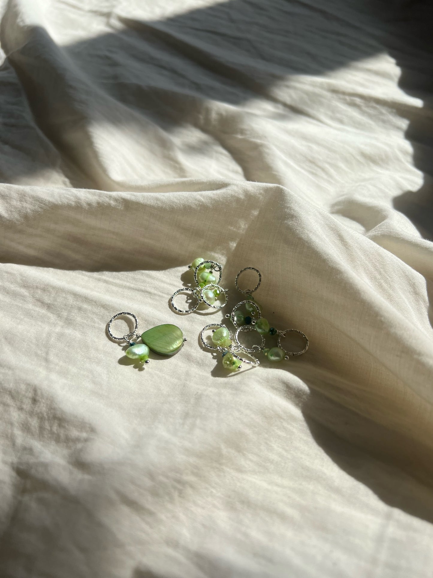 Mask markers with beautiful, light green freshwater pearls and silver-plated glittering rings, 10 pcs.