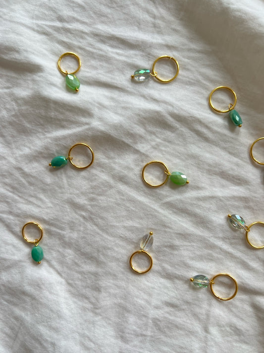 Maskemarkør med grønne og klare facetterede perler med forgyldt ring, 1 stk.