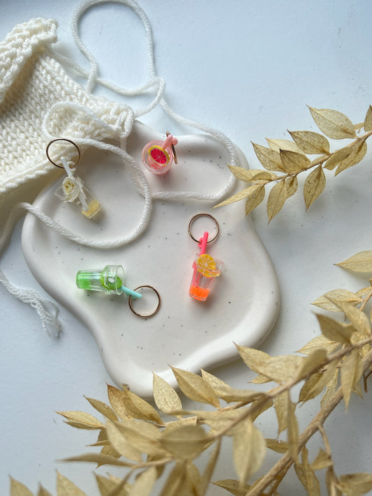 Mask marker with glass with lemonade pendant with fruit and gold-plated ring, 1 pc.