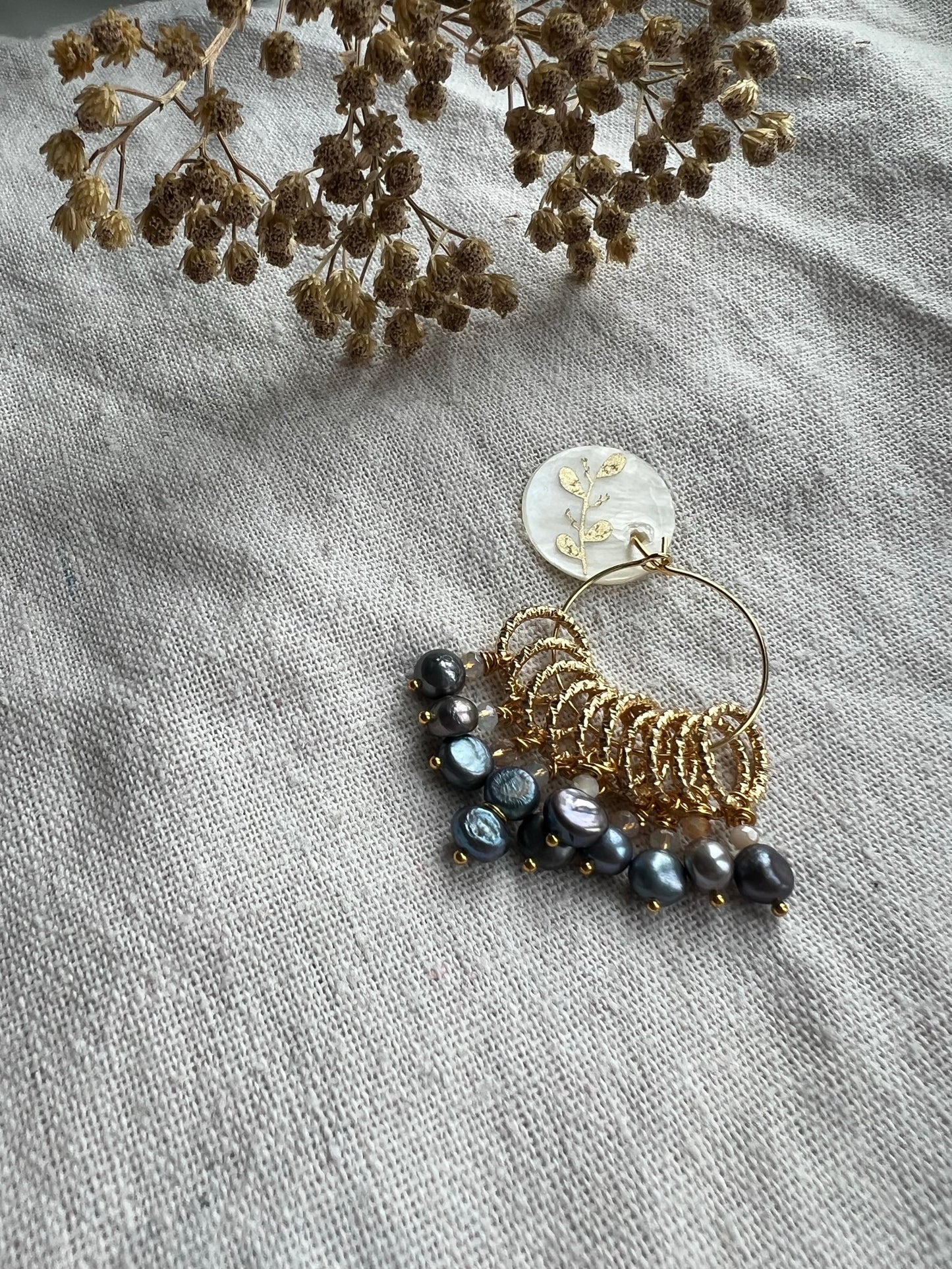 Mask markers with dark blue freshwater pearls and golden rings, 10 pcs.