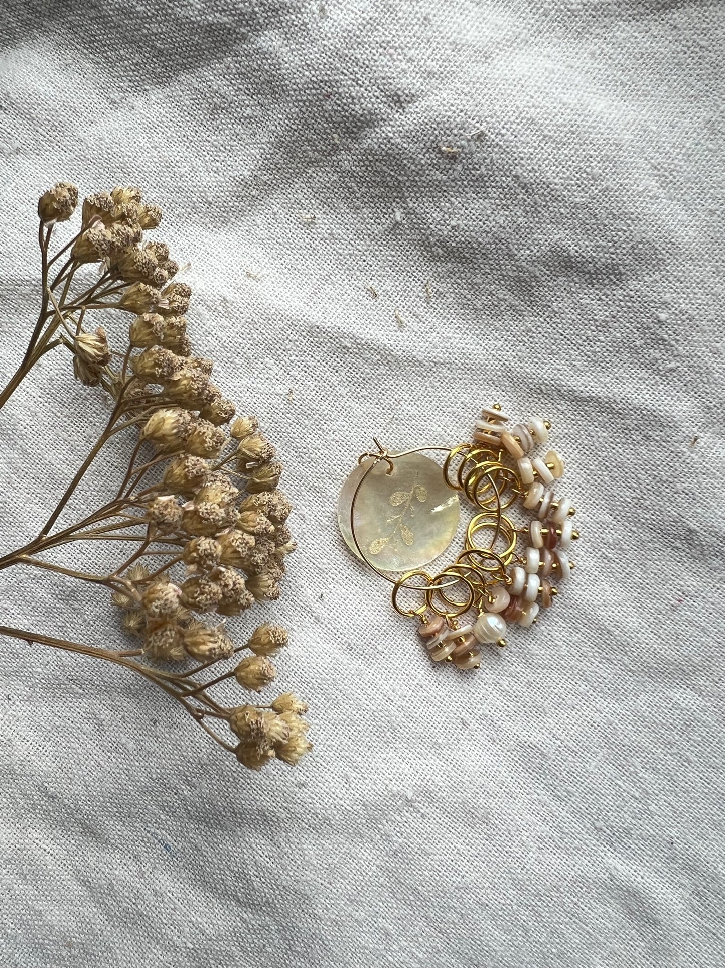 Maskemarkører med beige og hvite, flate ferskvannsperler og gullbelagte små perler, 10 stk.