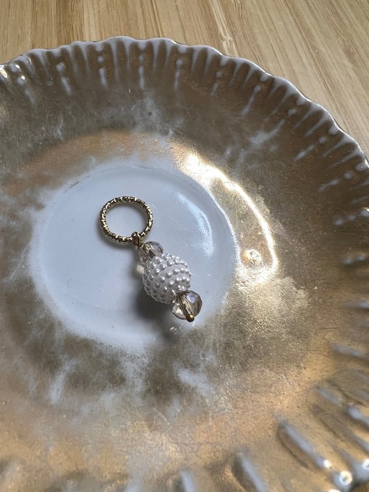 Maskemarkør med hvid bærkugle og smukke facetterede perler på glimtende ring, 1 stk.