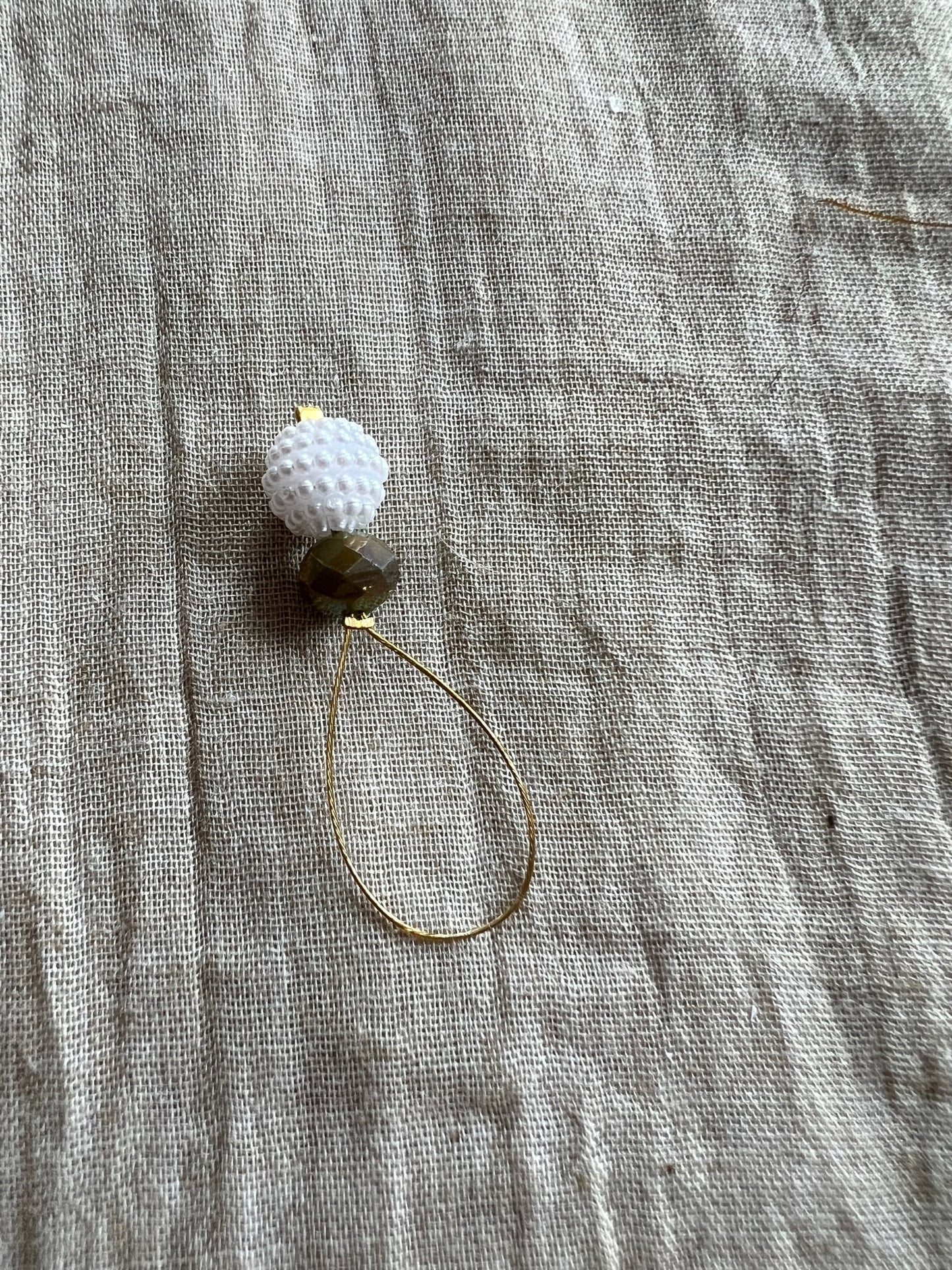 Maskemarkør med hvid bærkugle, mørkgrøn perle og guldfarvet wire, 1 stk.