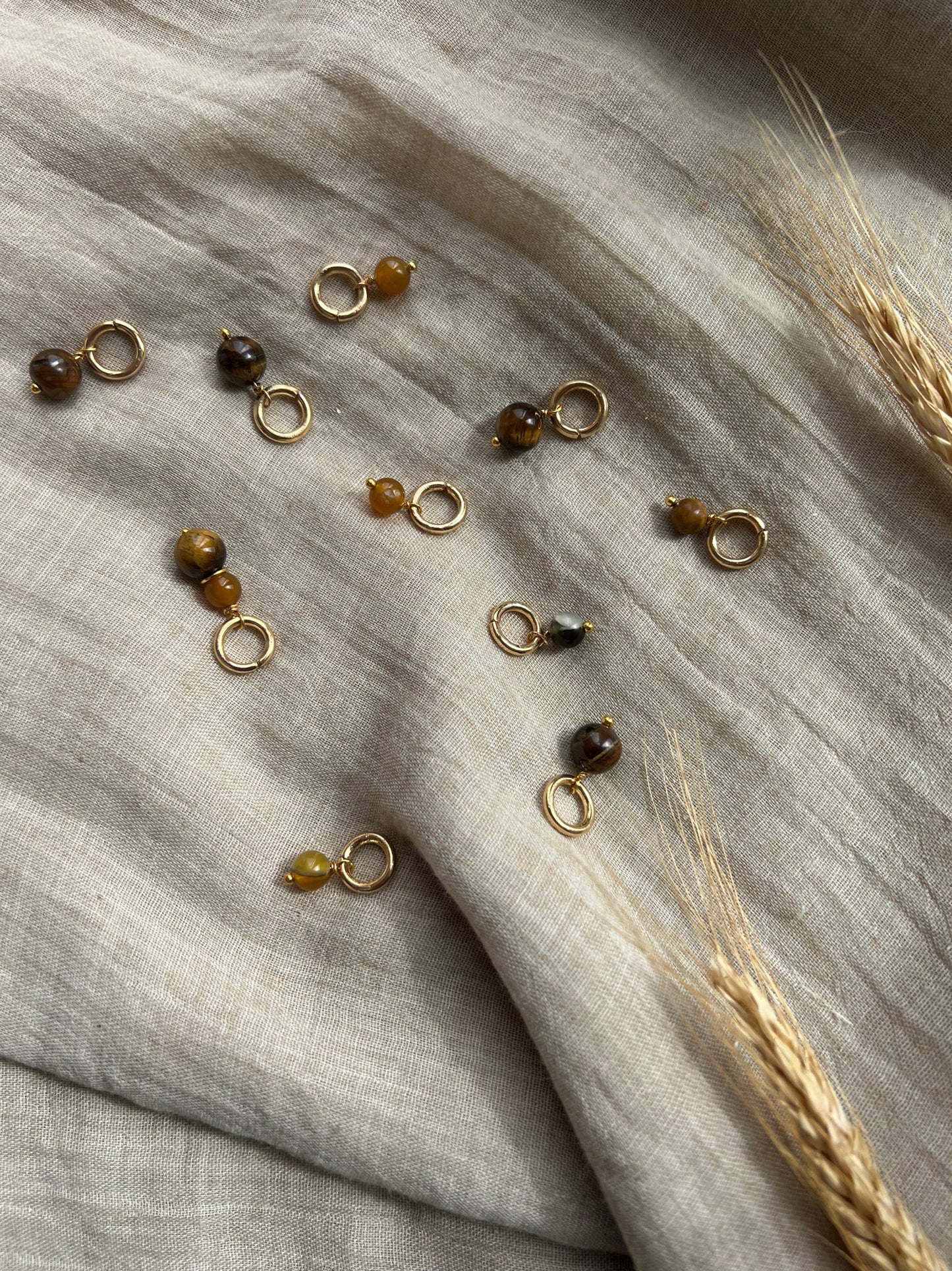 Maskemarkører med perler i mange fine brune nuancer og forgyldte ringe