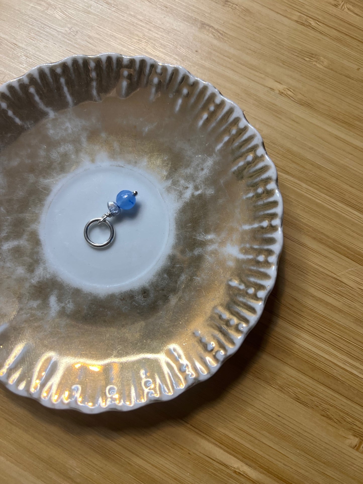 Maskemarkør med lyseblå ferskvandsperle og blå, rund perle på forsølvet ring, 1 stk.