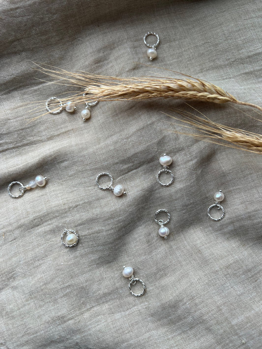 Mask markers with beautiful, white freshwater pearls and silver-plated glittering rings, 10 pcs.