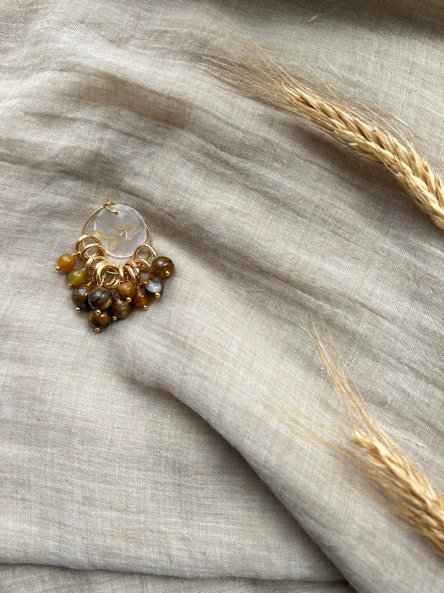 Maskemarkører med perler i mange fine nyanser av brune og gullbelagte ringer