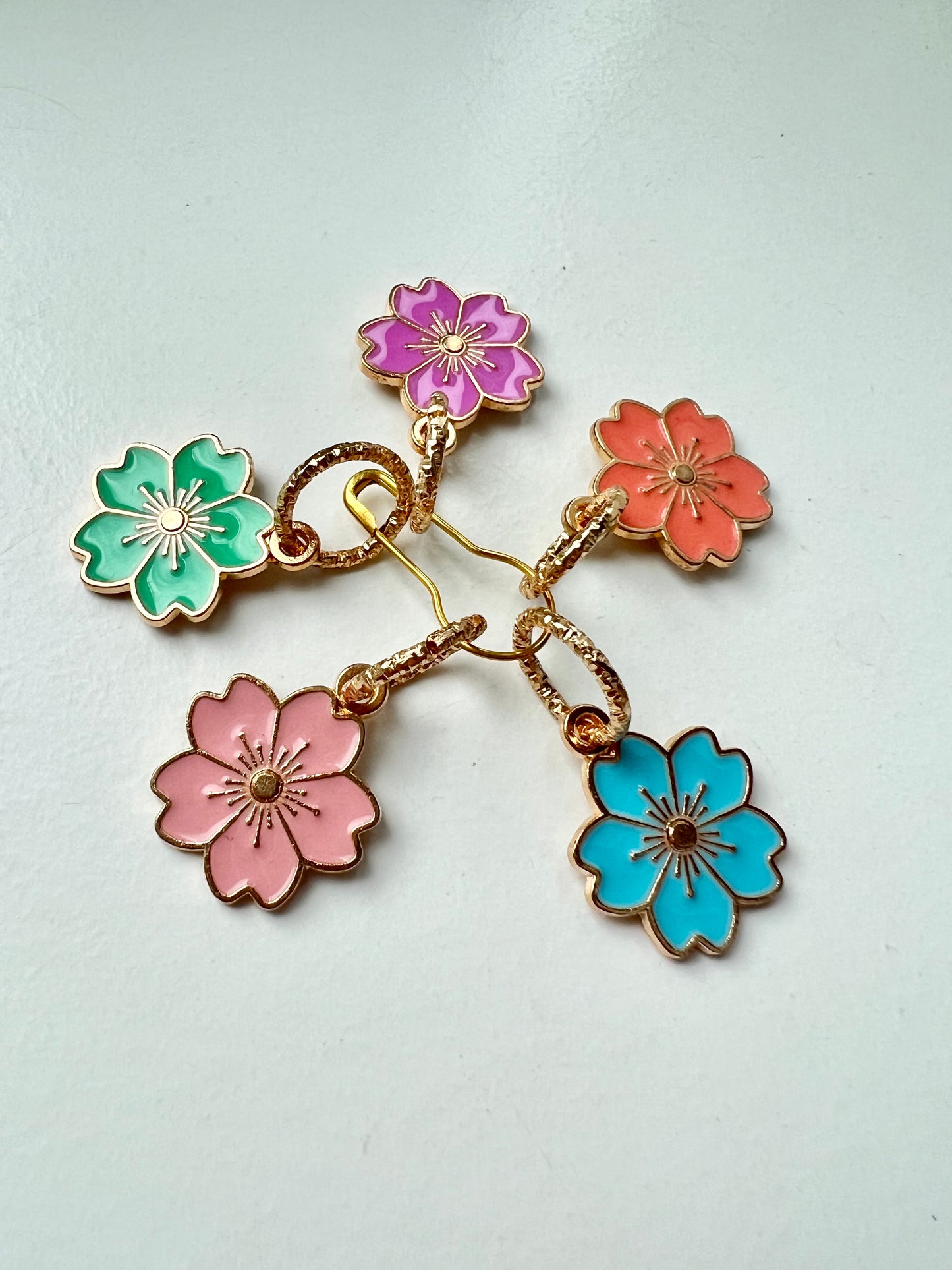 Mask markers with flower pendants in several colours, 5 pcs.