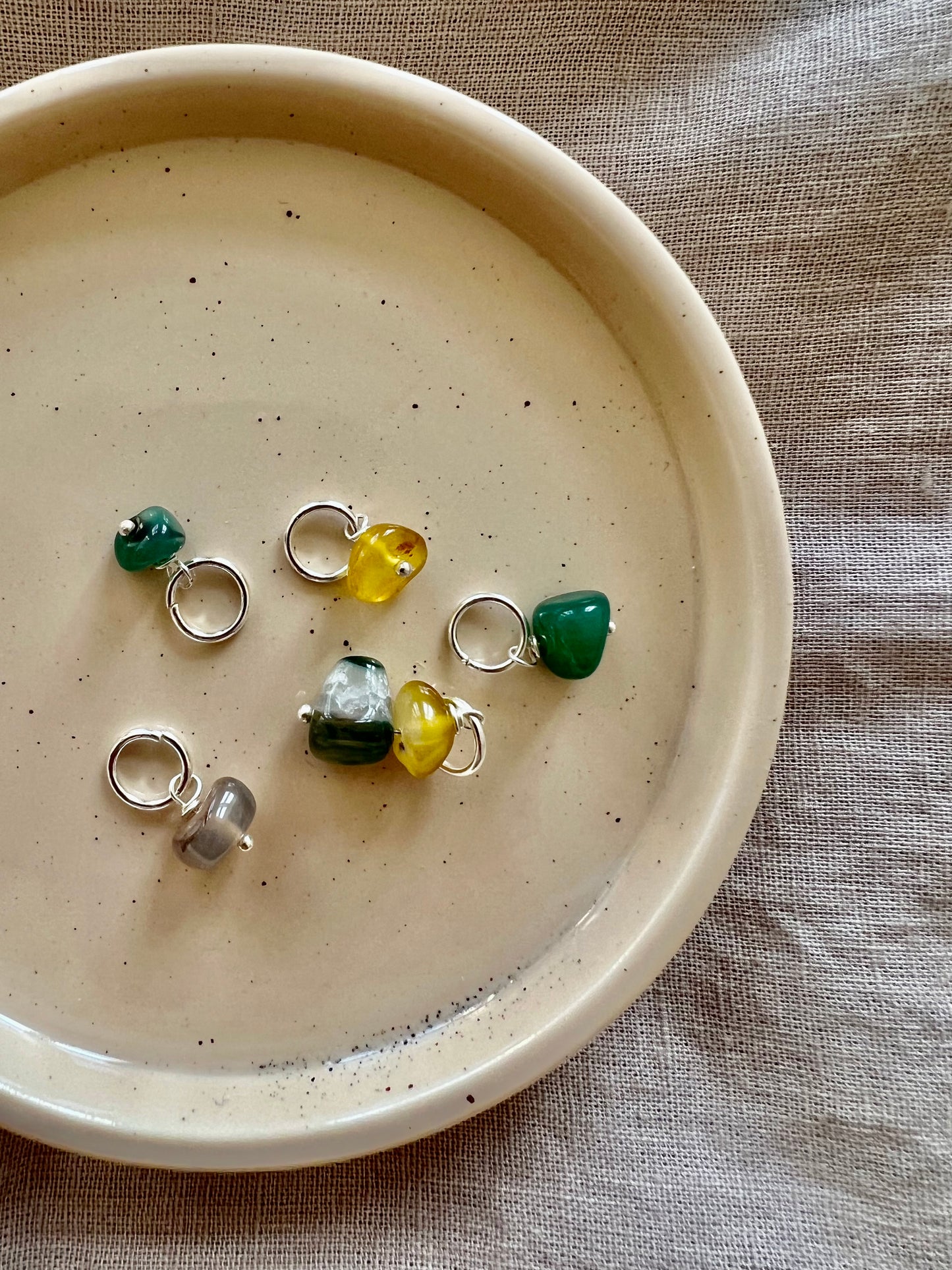 Maskemarkører i grønne, gule og lilla nuancer med glasperler/sten, 5 stk.