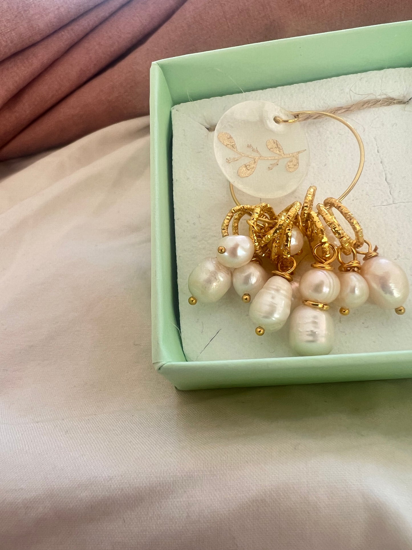 Mask markers with white freshwater pearls and golden rings, 10 pcs.