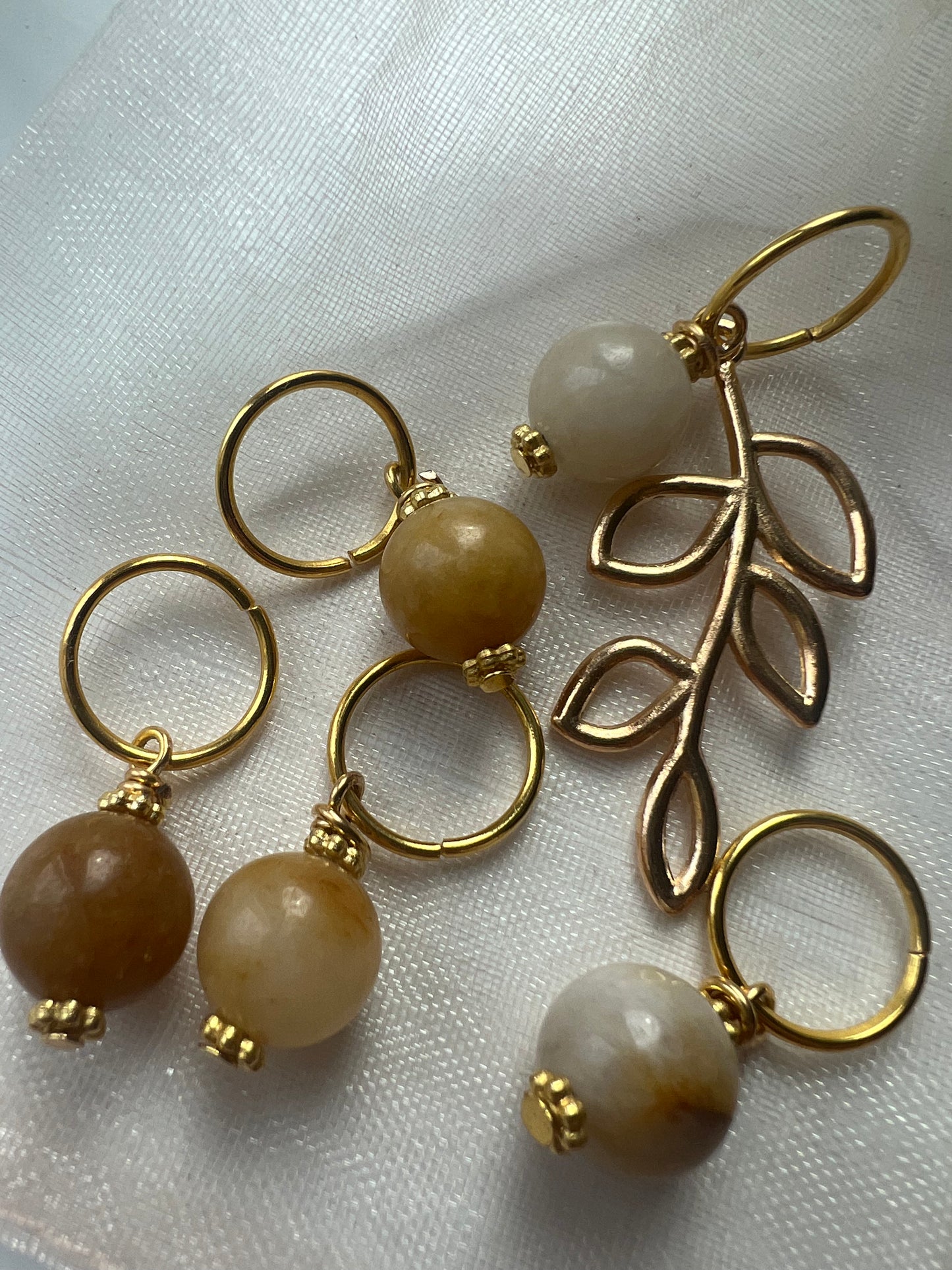 Stitch markers in brownish shades with a beautiful lap marker, 5 pcs.