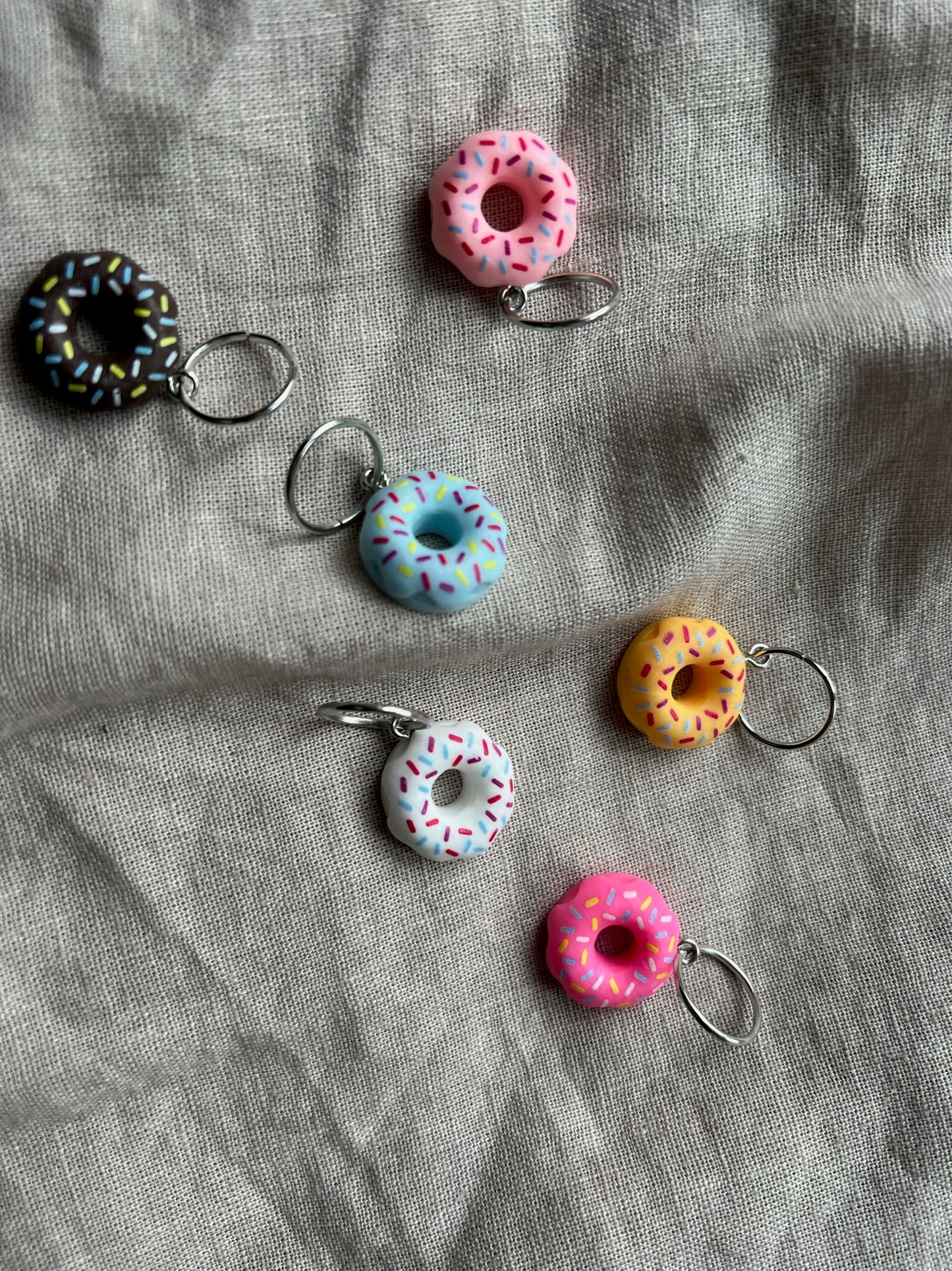 Mask marker with donut pendant, 1 pc.