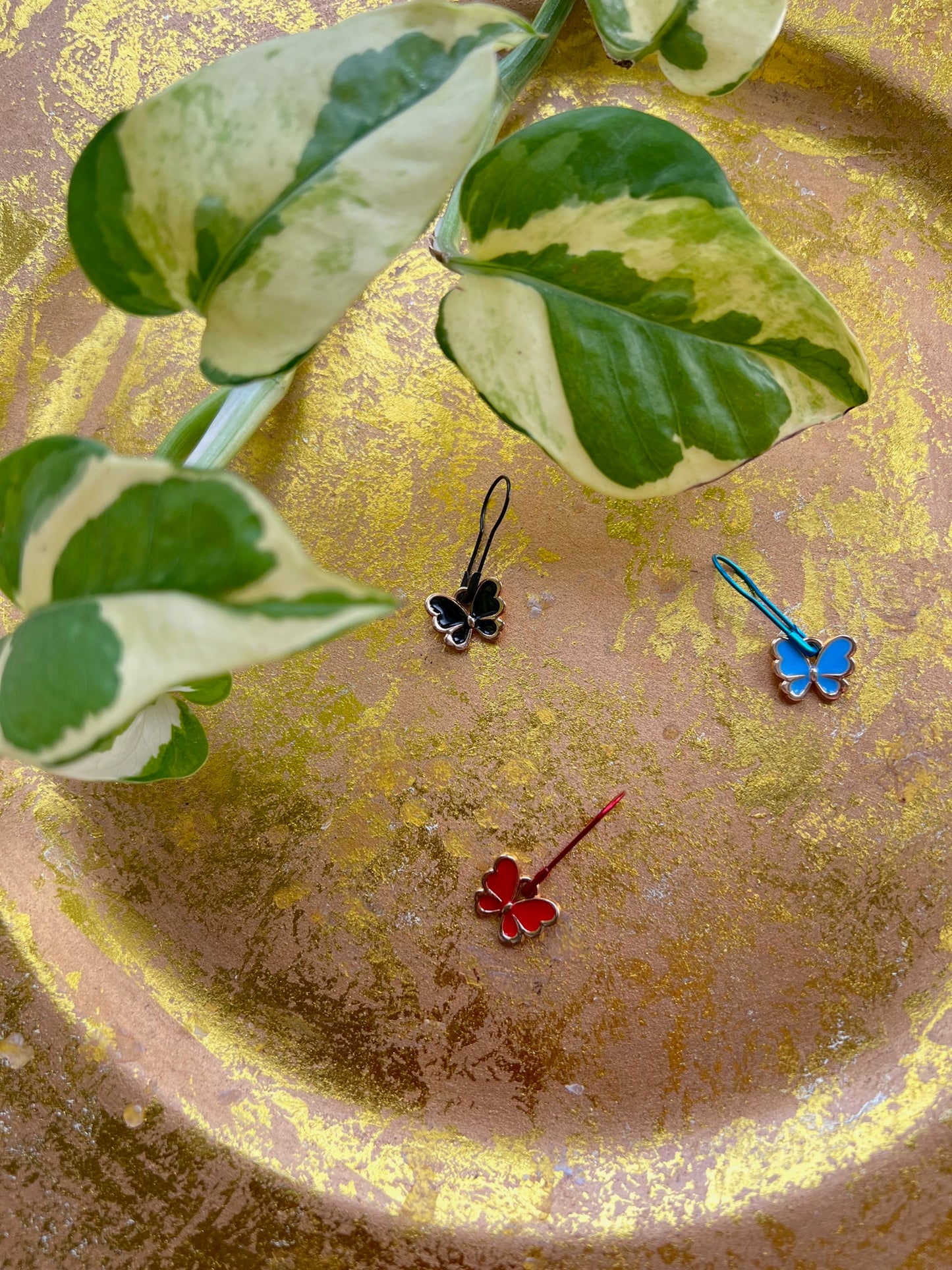 Maskemarkør med sommerfugl med gylden emalje og farvet markørnål, 1 stk.