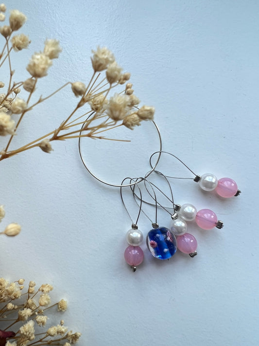 Maskemarkører med rosa og hvite perler og unik blå glassperle, 5 stk.